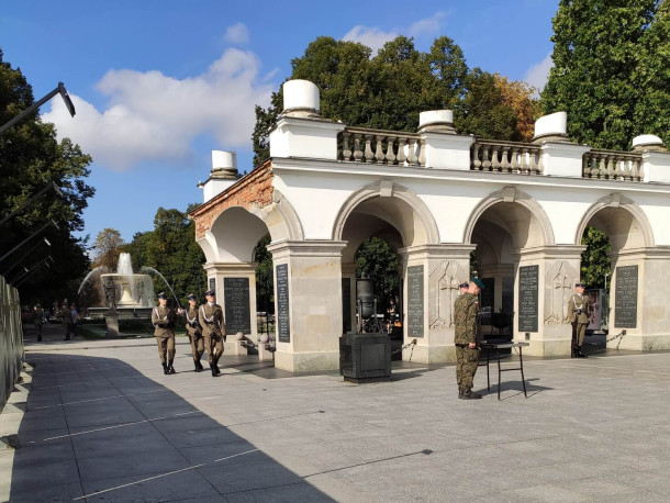 Obraz przedstawia Klasa 3A - spacer historyczno-edukacyjny