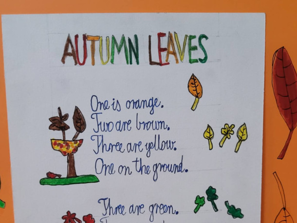 Obraz przedstawia ‘Autumn leaves’  – ilustrowana poezja na lekcji języka angielskiego w klasie 3b