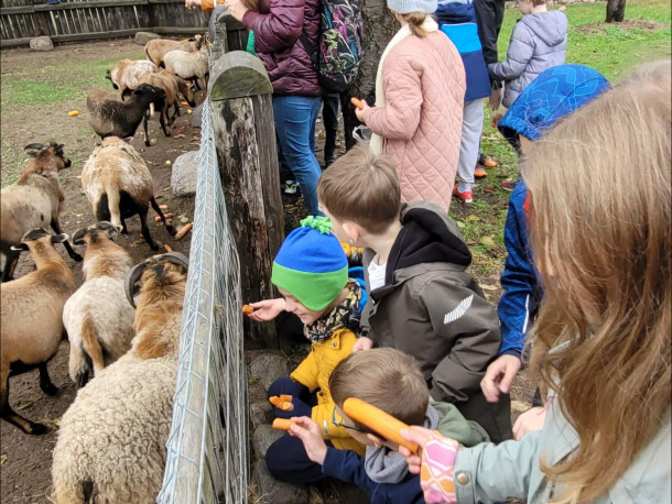 Obraz przedstawia Wycieczka edukacyjno-poznawcza klas 0-III